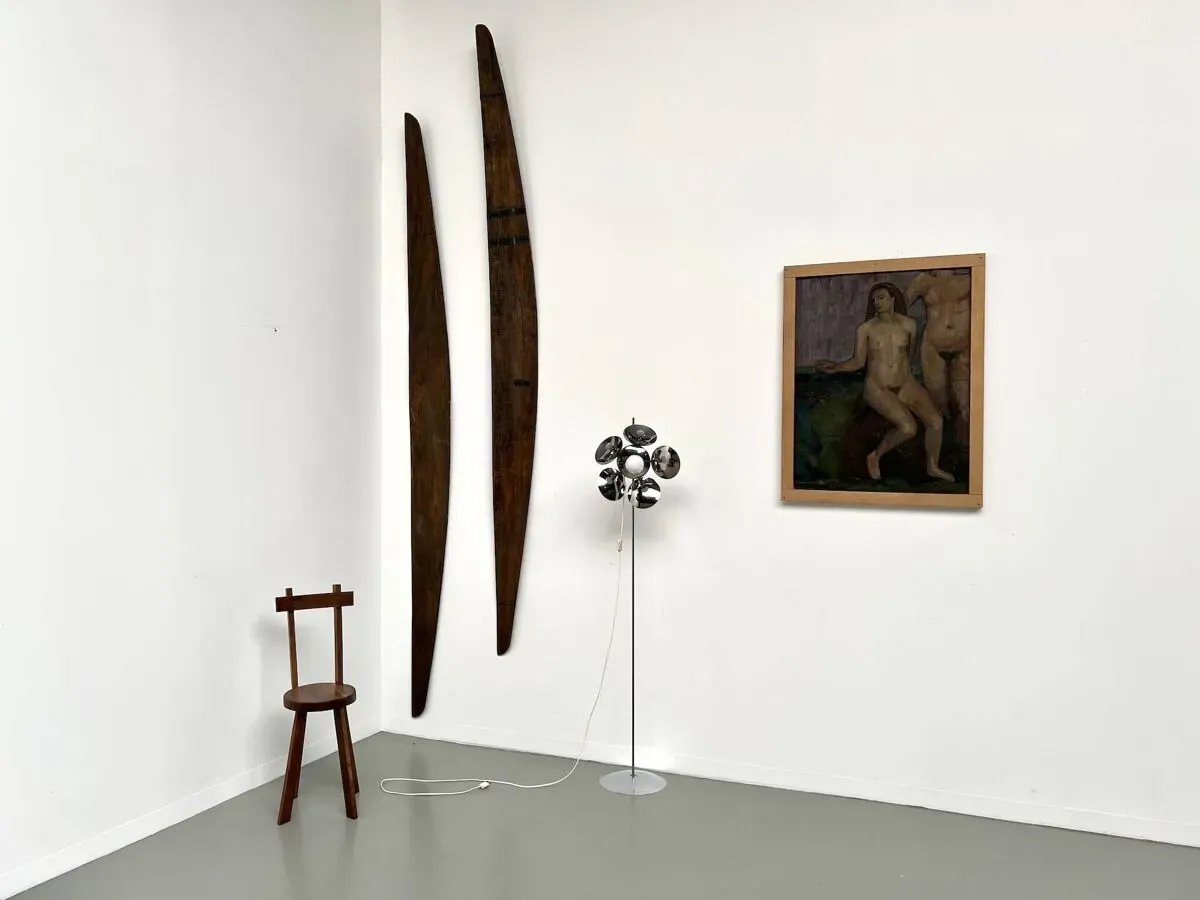 Illustration numéro 2 du produit Lampadaire moderniste en métal chromé