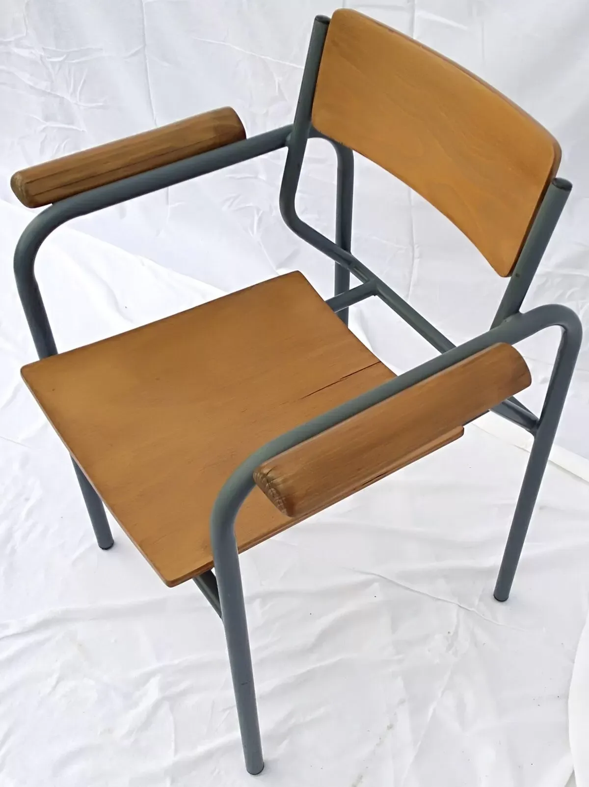 Illustration numéro 2 du produit fauteuil structure tubulaire assise et accoudoires bois