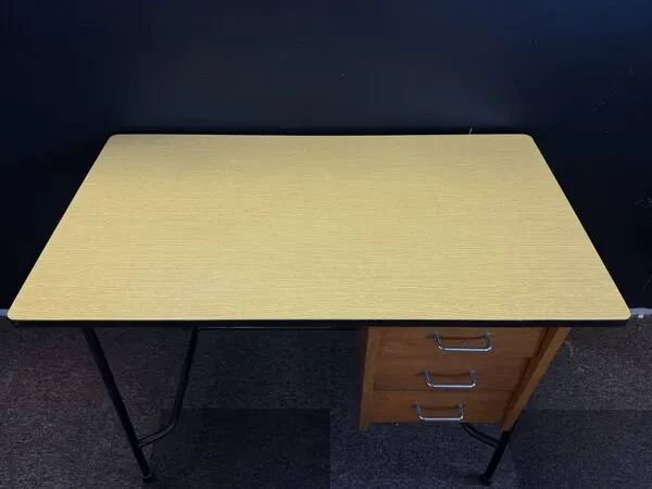 Illustration numéro 2 du produit Bureau industriel 3 tiroirs