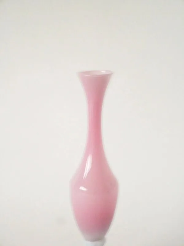Illustration numéro 2 du produit Vase en opaline rose bonbon et pieds blanc travaillé, 1960