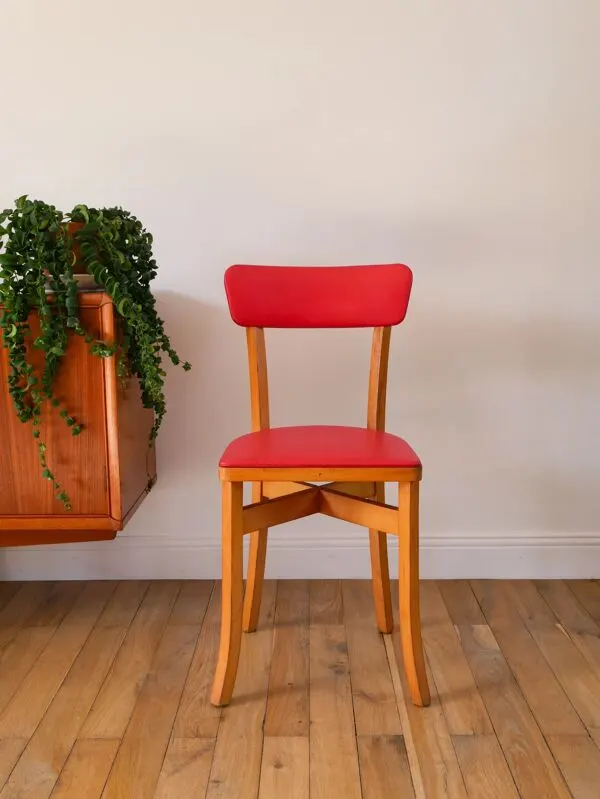 Illustration numéro 2 du produit Chaise en bois blond et skaï rouge, 1950