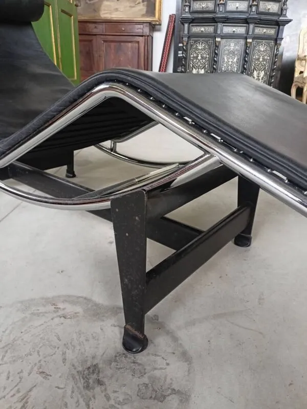Illustration numéro 2 du produit Chaise longue LC4 signée – Le Corbusier / Cassina – cuir noir