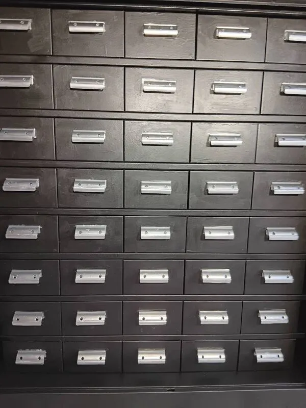 Illustration numéro 2 du produit Meuble de métier industriel, 40 tiroirs