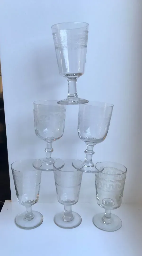 Illustration numéro 2 du produit Lot de 6 verres à vin dépareillés en cristal gravé années 30-40