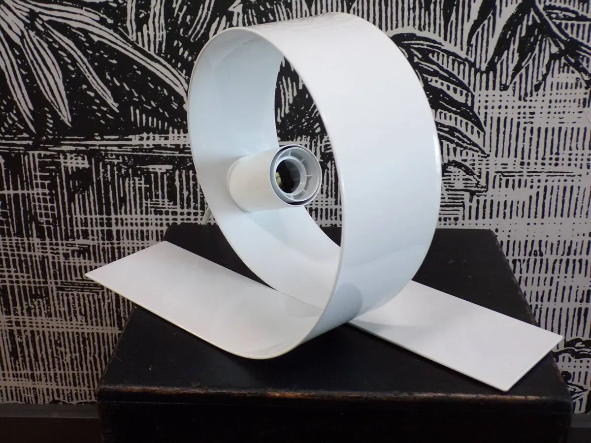Illustration numéro 2 du produit Lampe looping par Massive