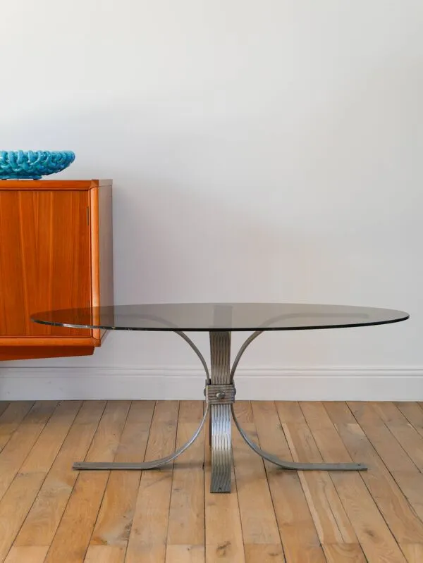 Illustration numéro 2 du produit Table basse ovale en verre fumé et acier brossé, 1968