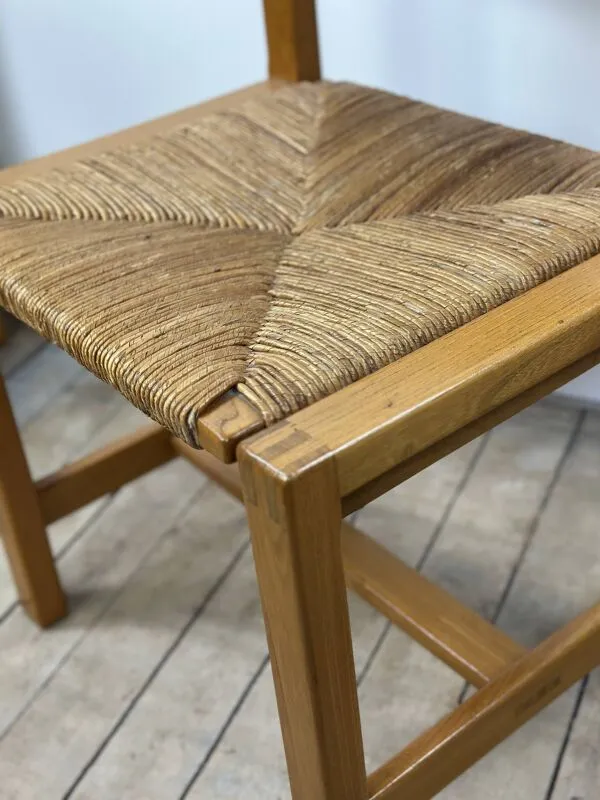 Illustration numéro 2 du produit Série de 6 chaises en orme massif maison regain 1970