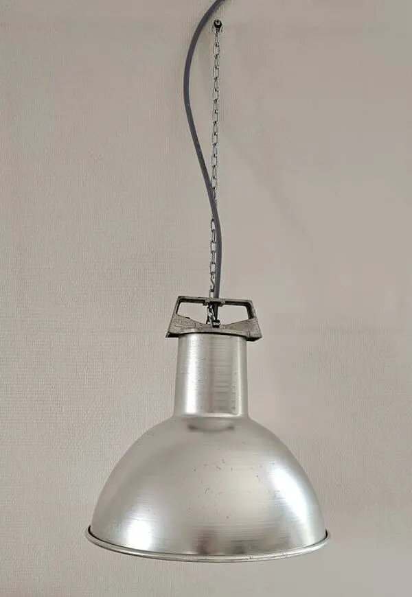 Illustration numéro 2 du produit Suspension industrielle mazda vintage en aluminium – années 60
