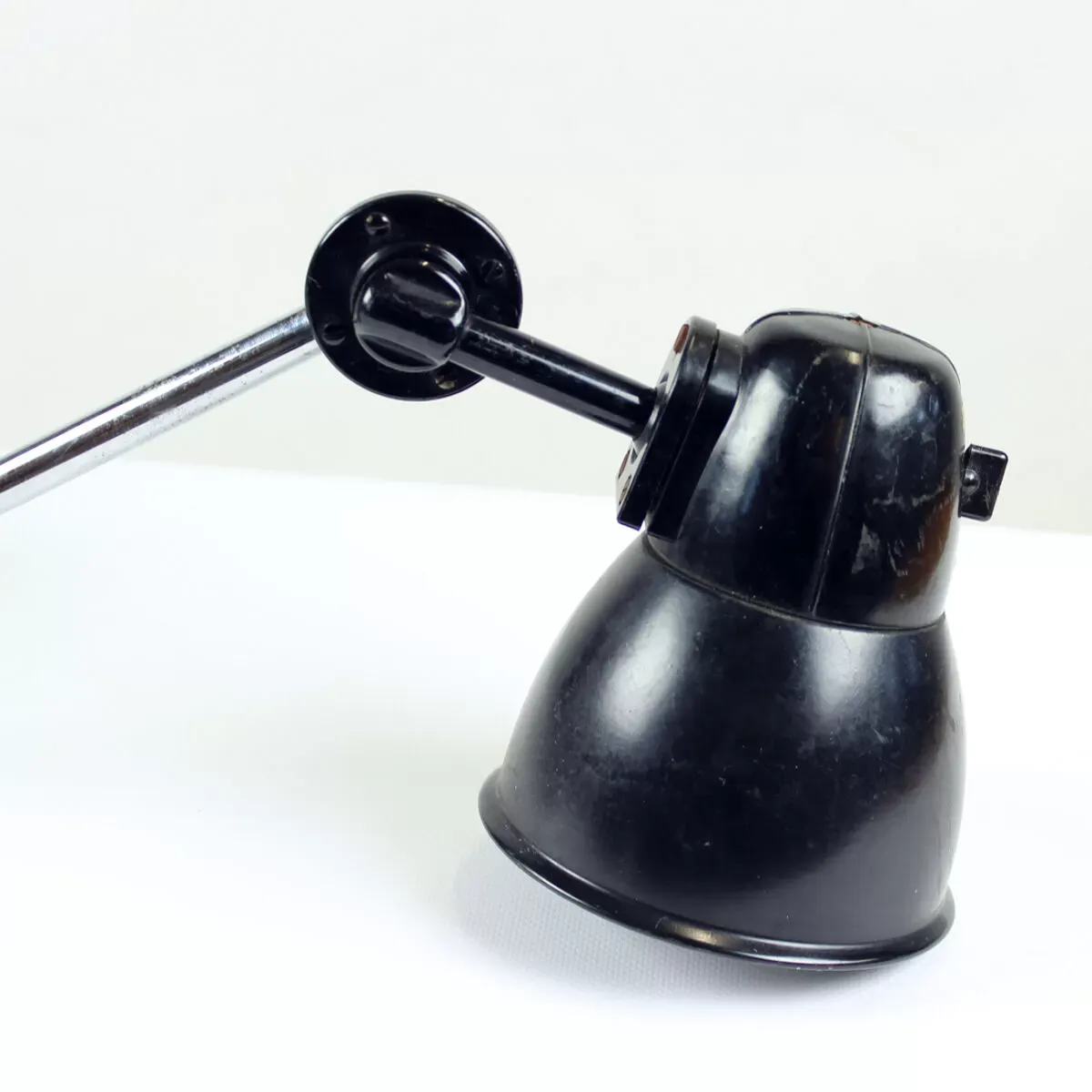 Illustration numéro 2 du produit Applique murale industrielle en bakélite noire & chrome, Tchécoslovaquie années 1950