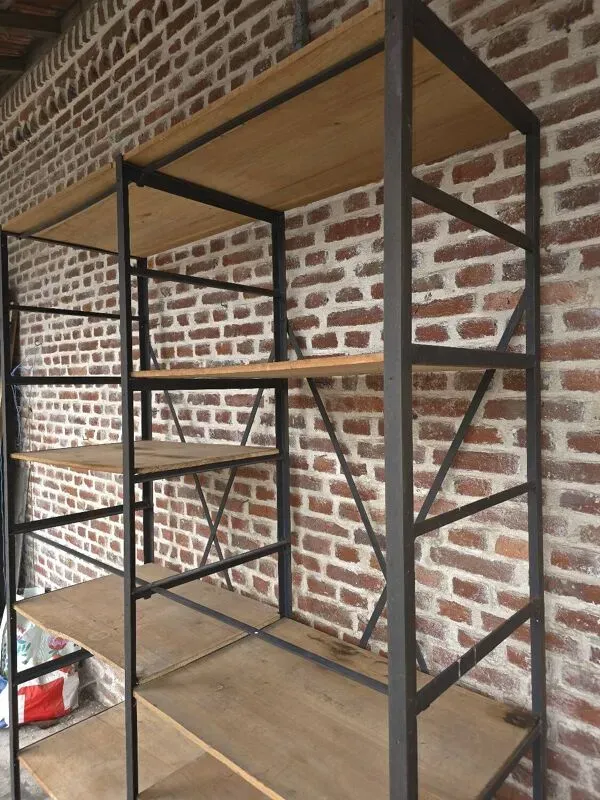 Illustration numéro 2 du produit Étagère Industrielle en fer et bois