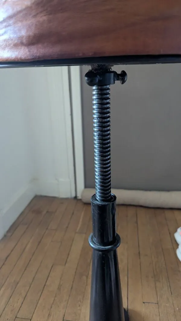 Illustration numéro 2 du produit Tabouret en fonte Singer