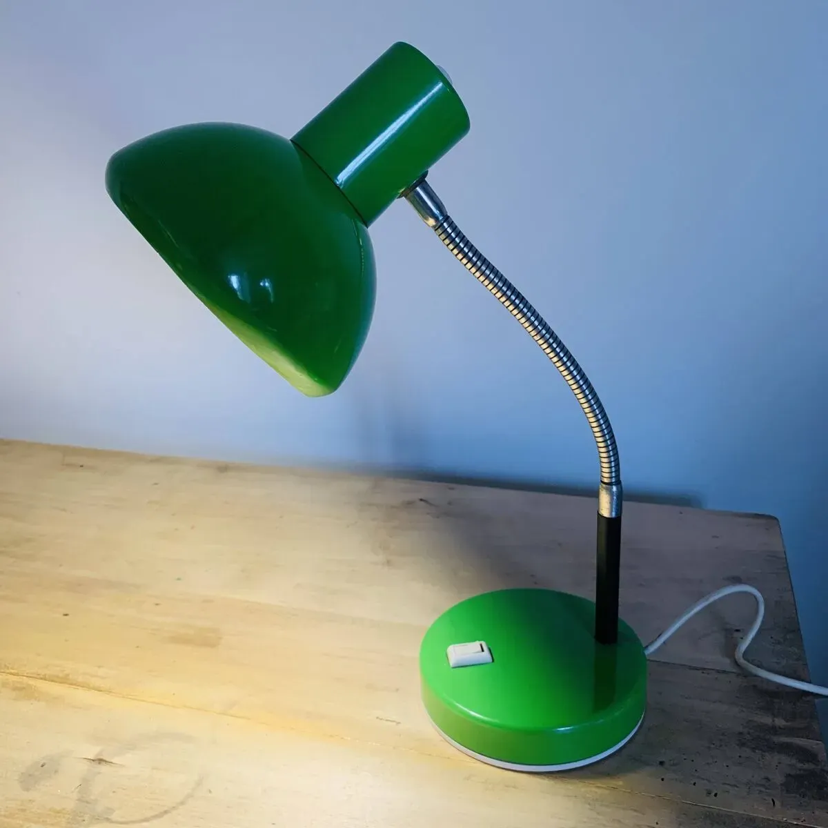 Illustration numéro 2 du produit Lampe de bureau verte