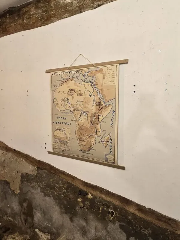 Illustration numéro 2 du produit Carte de géographie ancienne carte decole 1960