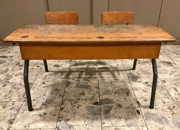 Illustration numéro 2 du produit Bureau d’écolier vintage double pupitre