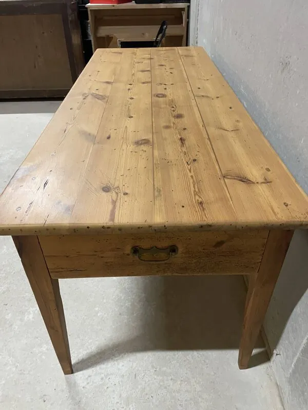 Illustration numéro 2 du produit Table ancienne en bois massif – huche a pain