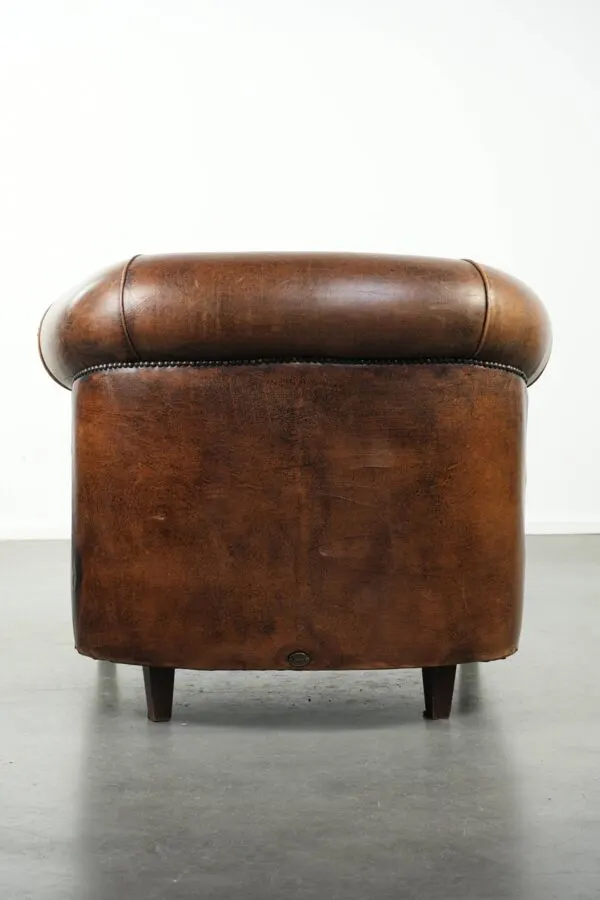Illustration numéro 2 du produit Fauteuil club en cuir de peau de mouton avec un coussin de siège fixe.