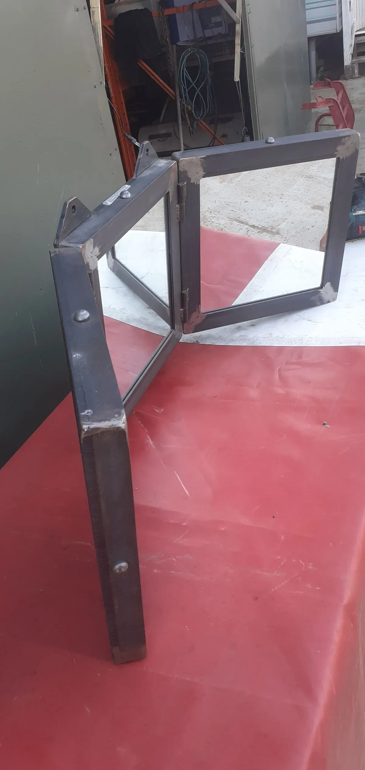 Illustration numéro 2 du produit Miroir triptyque métal