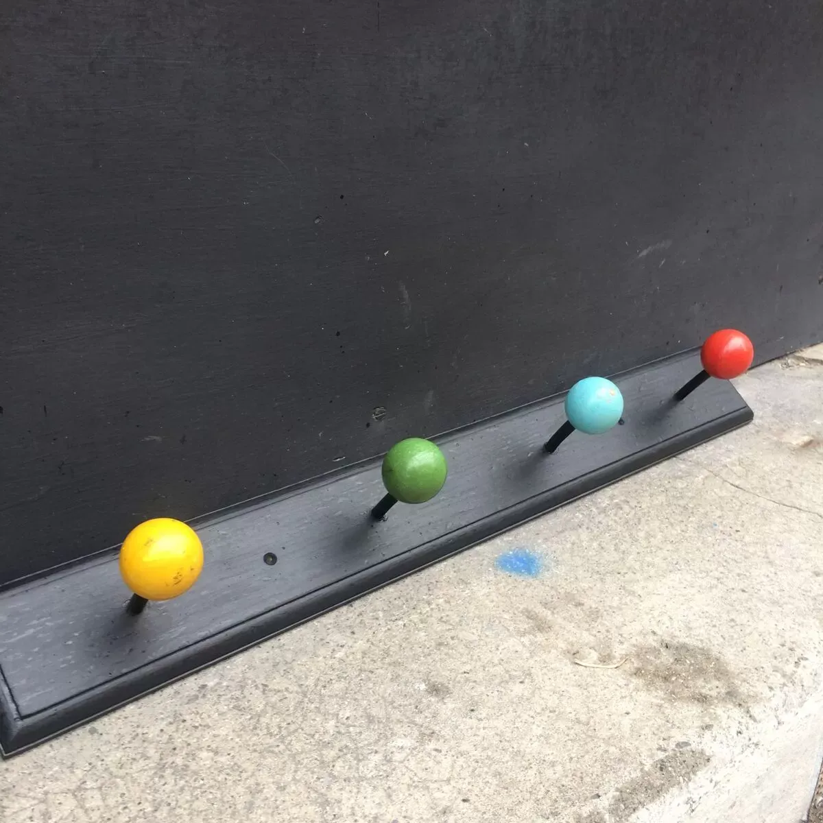 Illustration numéro 2 du produit Porte-manteau boules couleur