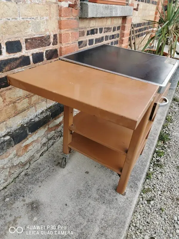 Illustration numéro 2 du produit Meuble de métier métallique avec rallonge