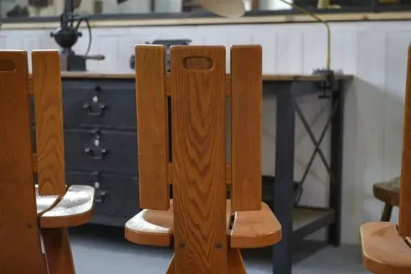 Illustration numéro 2 du produit Ensemble de 5 chaises en chêne massif par la manufacture de Seltz 1970’s