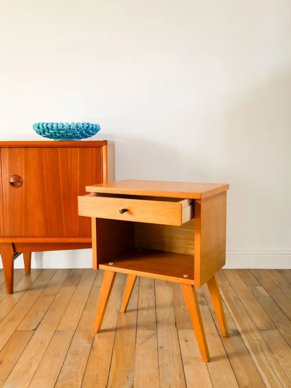 Illustration numéro 2 du produit Chevet scandinave en placage teck, pieds compas et tiroir, 1960
