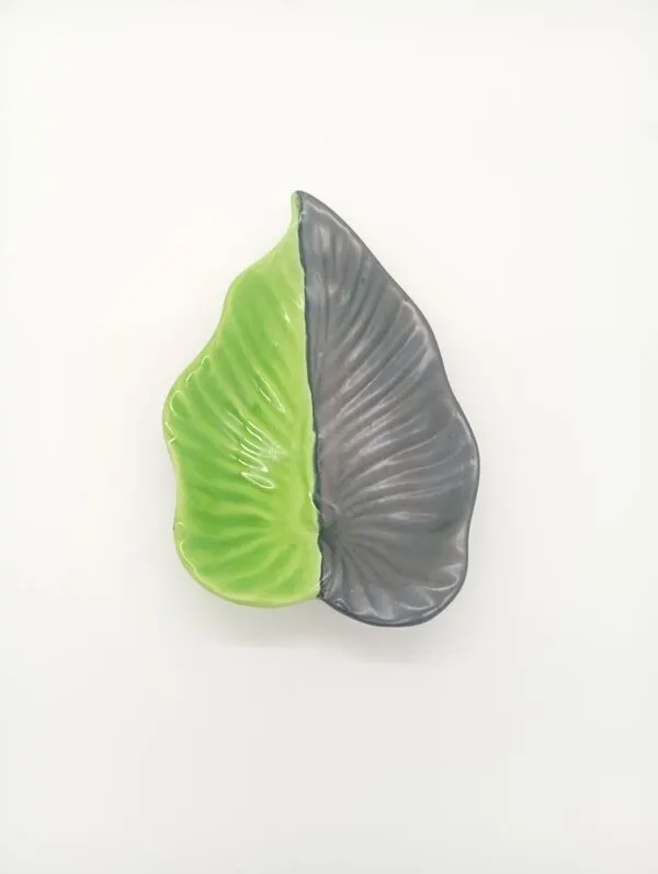 Illustration numéro 2 du produit Coupelle feuille en céramique bicolore vert noir SAP Vallauris, 1950-60