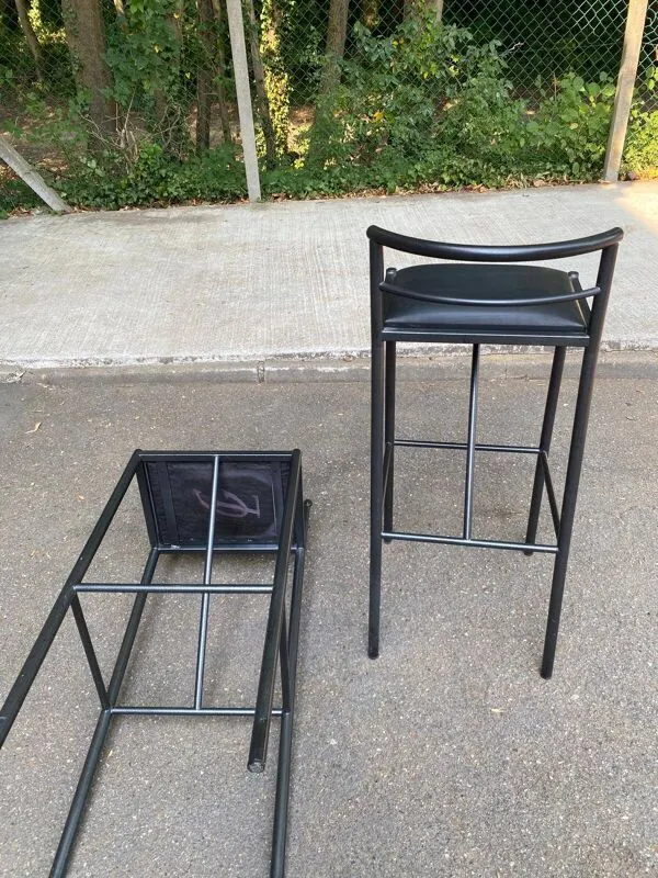 Illustration numéro 2 du produit 2 tabourets de bar italiens Calligaris 1990 acier et cuir noir 80cm