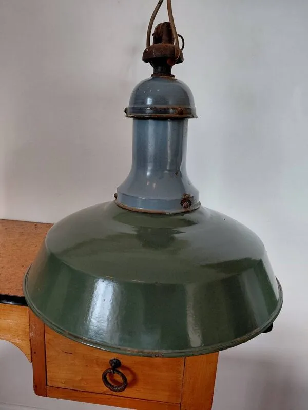 Illustration numéro 2 du produit Lampe suspension Industrielle en E mail bleu et vert