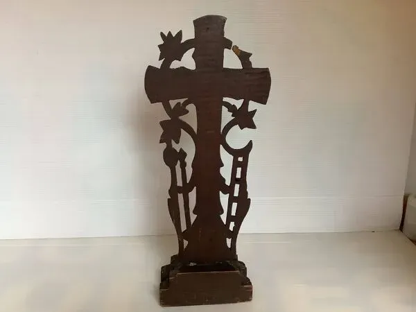 Illustration numéro 2 du produit Ancien crucifix style forêt noire