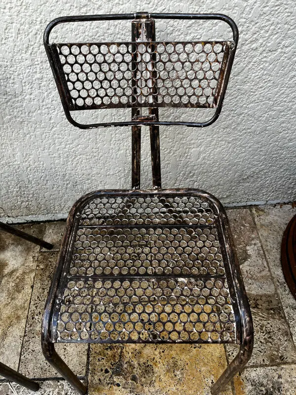 Illustration numéro 2 du produit Paires de chaises en métal perforé par René Malaval