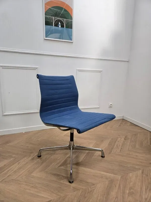 Illustration numéro 2 du produit Chaise de bureau Charles et Ray Eames