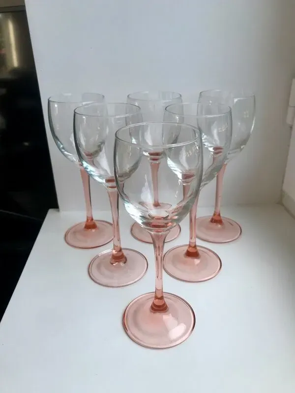 Illustration numéro 2 du produit Lot de 6 verres à vin à pieds rose années 70