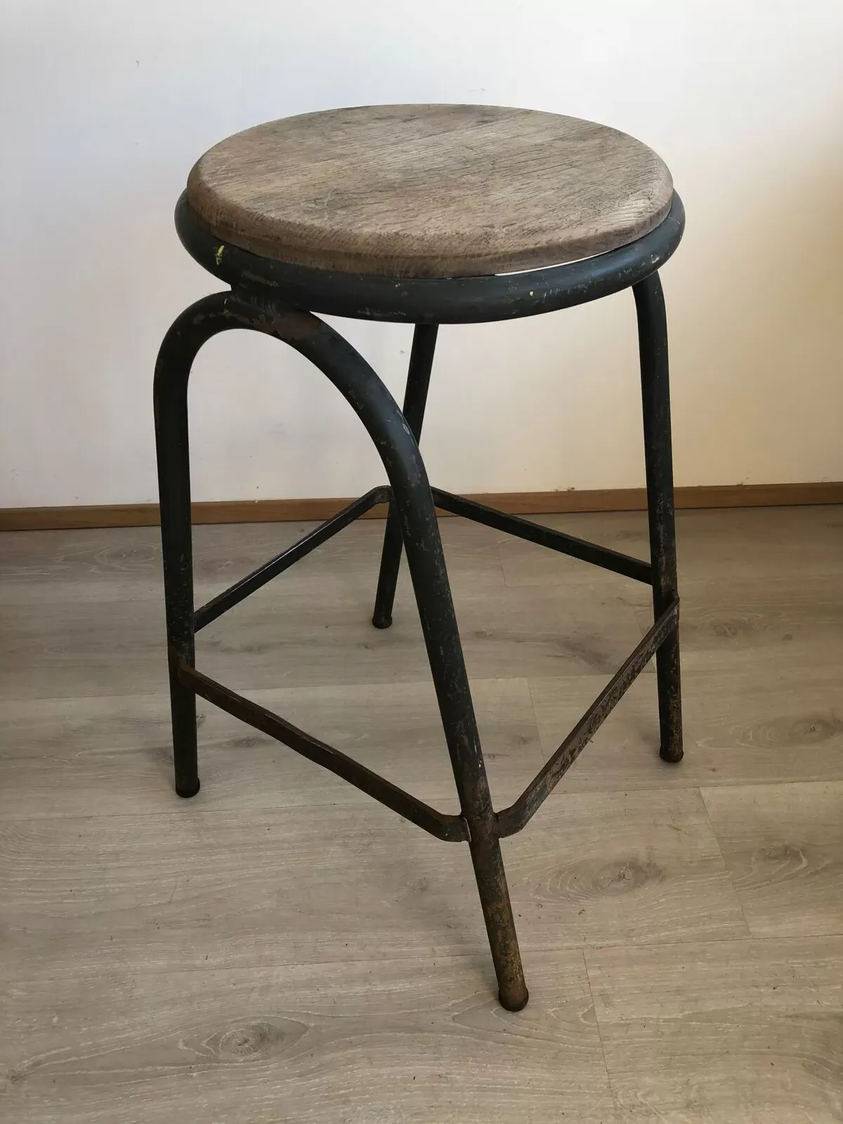 Illustration numéro 2 du produit Tabouret haut de style industriel