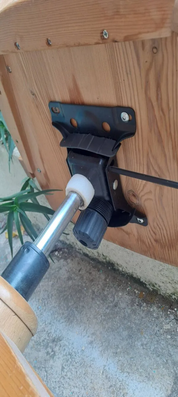 Illustration numéro 2 du produit Chaise Bureau réglable bois clair vernissé 1980 . chaise vendue à l'unité