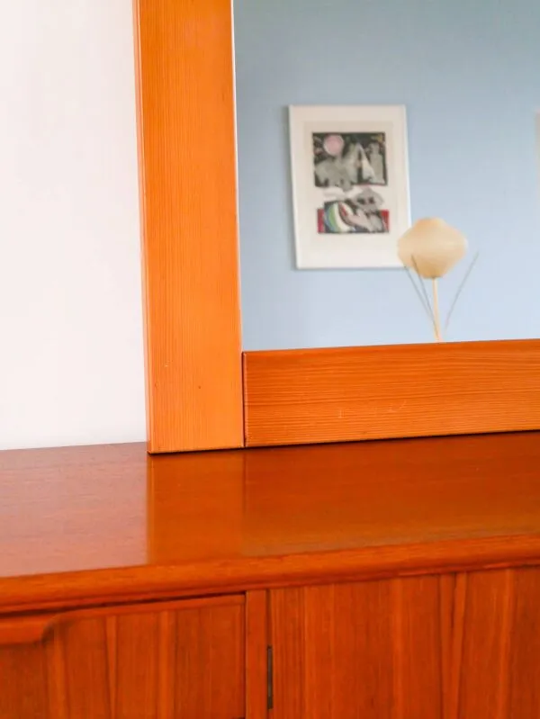 Illustration numéro 2 du produit Grand miroir en pin, 1980