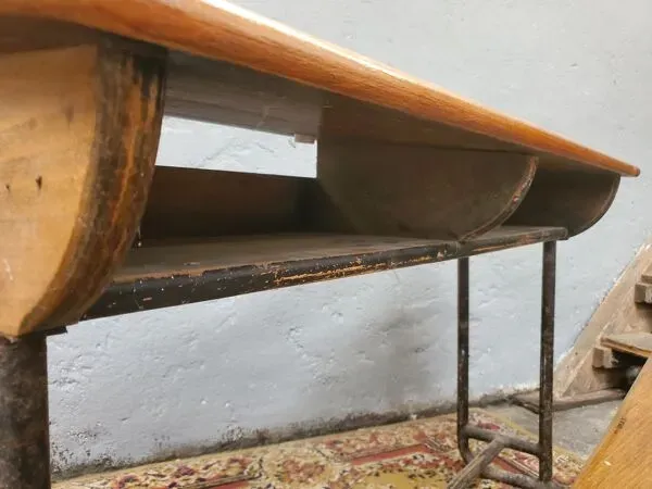 Illustration numéro 2 du produit Bureau d'ecolier ancien