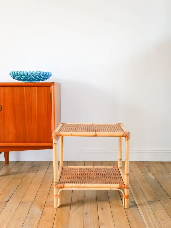 Illustration numéro 2 du produit Table de chevet en rotin et cannage, 1960