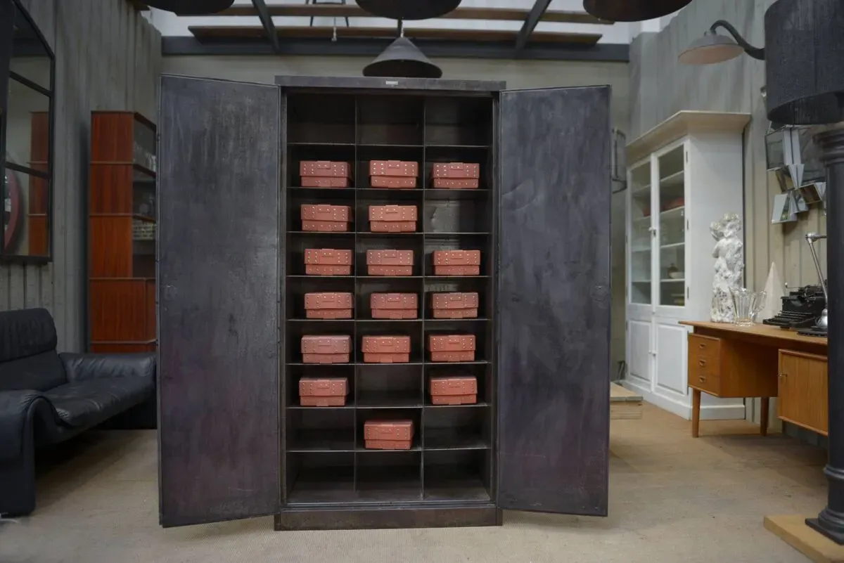 Illustration numéro 2 du produit Armoire industrielle en métal à 2 portes 1960