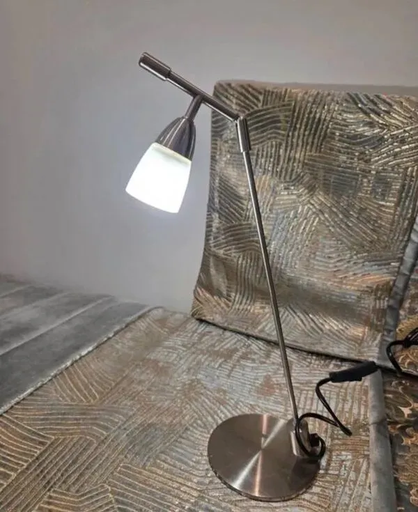 Illustration numéro 2 du produit Lampe articulée en métal et verre dépoli vintage année 70