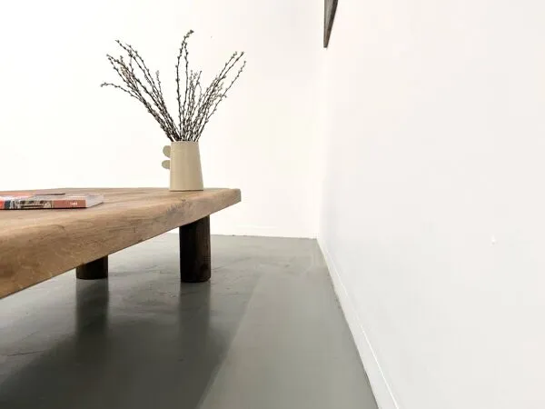 Illustration numéro 2 du produit Table basse XXL ovale en chêne massif, piètement cylindrique, années 50