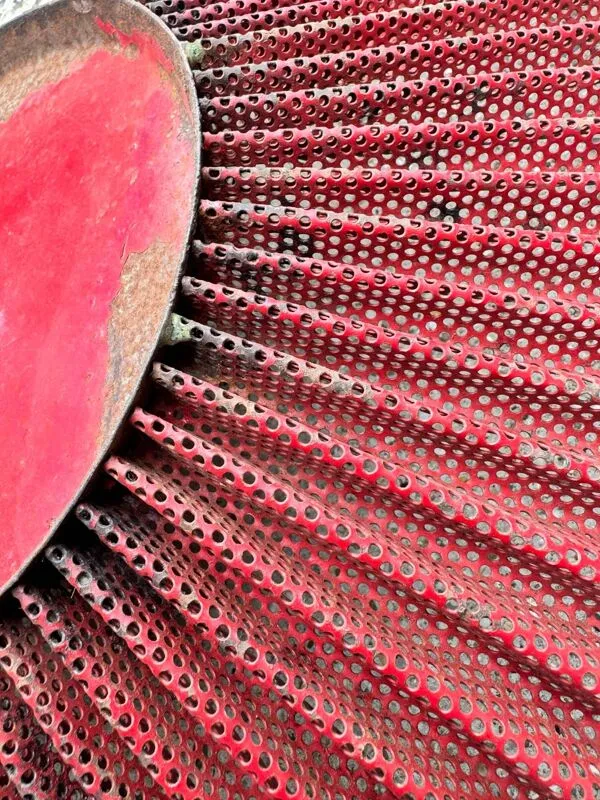 Illustration numéro 2 du produit Mathieu Matégot, coupe à fruits de 1953 en métal perforé laqué rouge