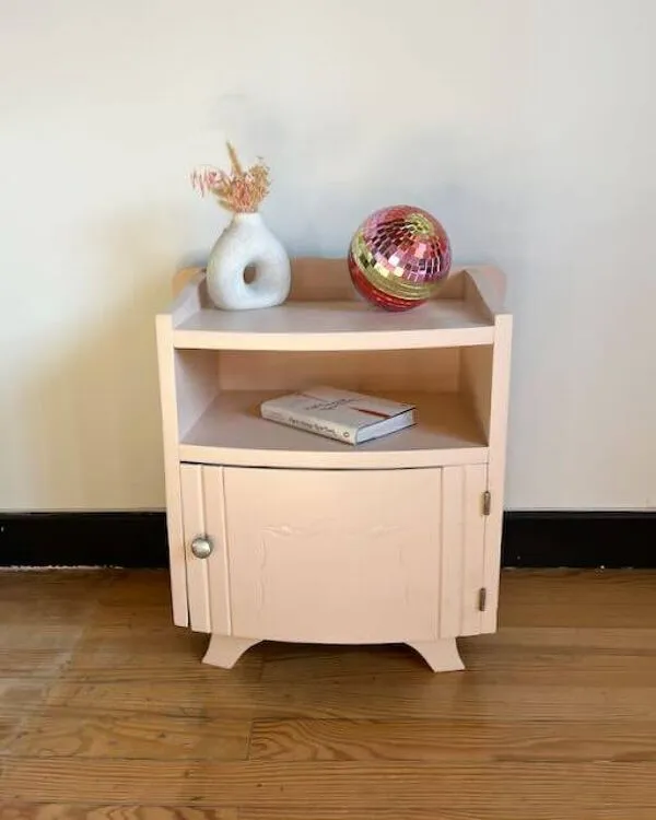 Illustration numéro 2 du produit Table de chevet