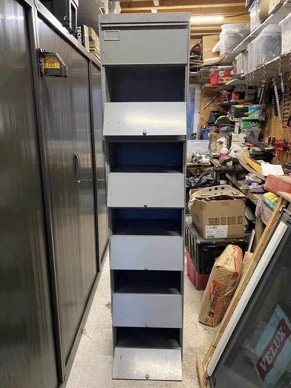 Illustration numéro 2 du produit Meuble rangement bureau atelier 10 clapets industriel métal 1950