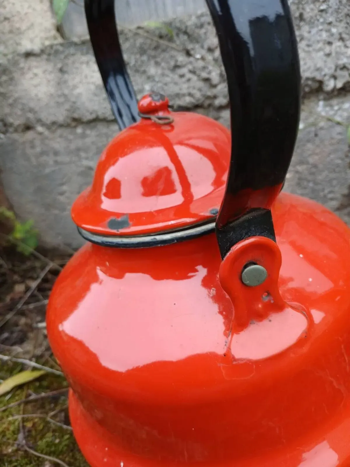 Illustration numéro 2 du produit Théière ancienne en tôle émaillée rouge