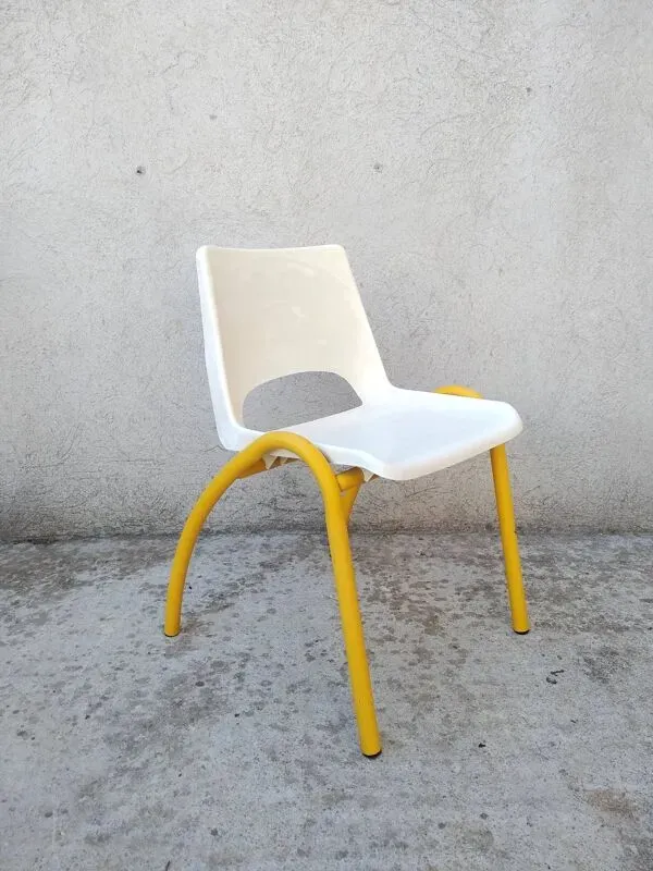 Illustration numéro 2 du produit Chaise d'école vintage