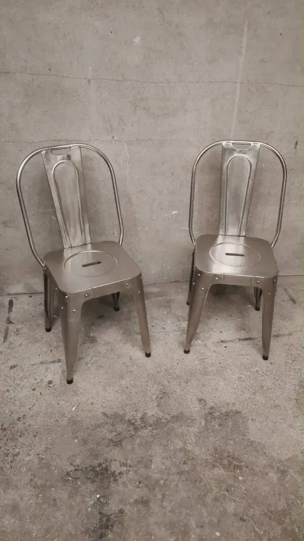 Illustration numéro 2 du produit Paire de chaises industrielles métalliques