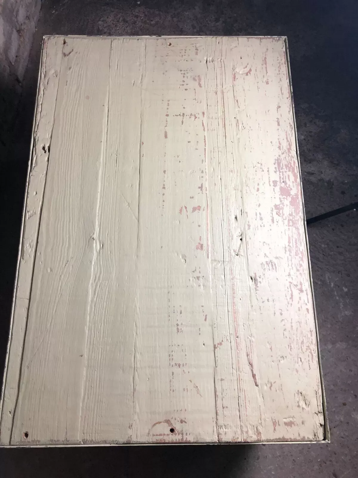 Illustration numéro 2 du produit Meuble de rangement table basse en bois et fer vert pastel patiné