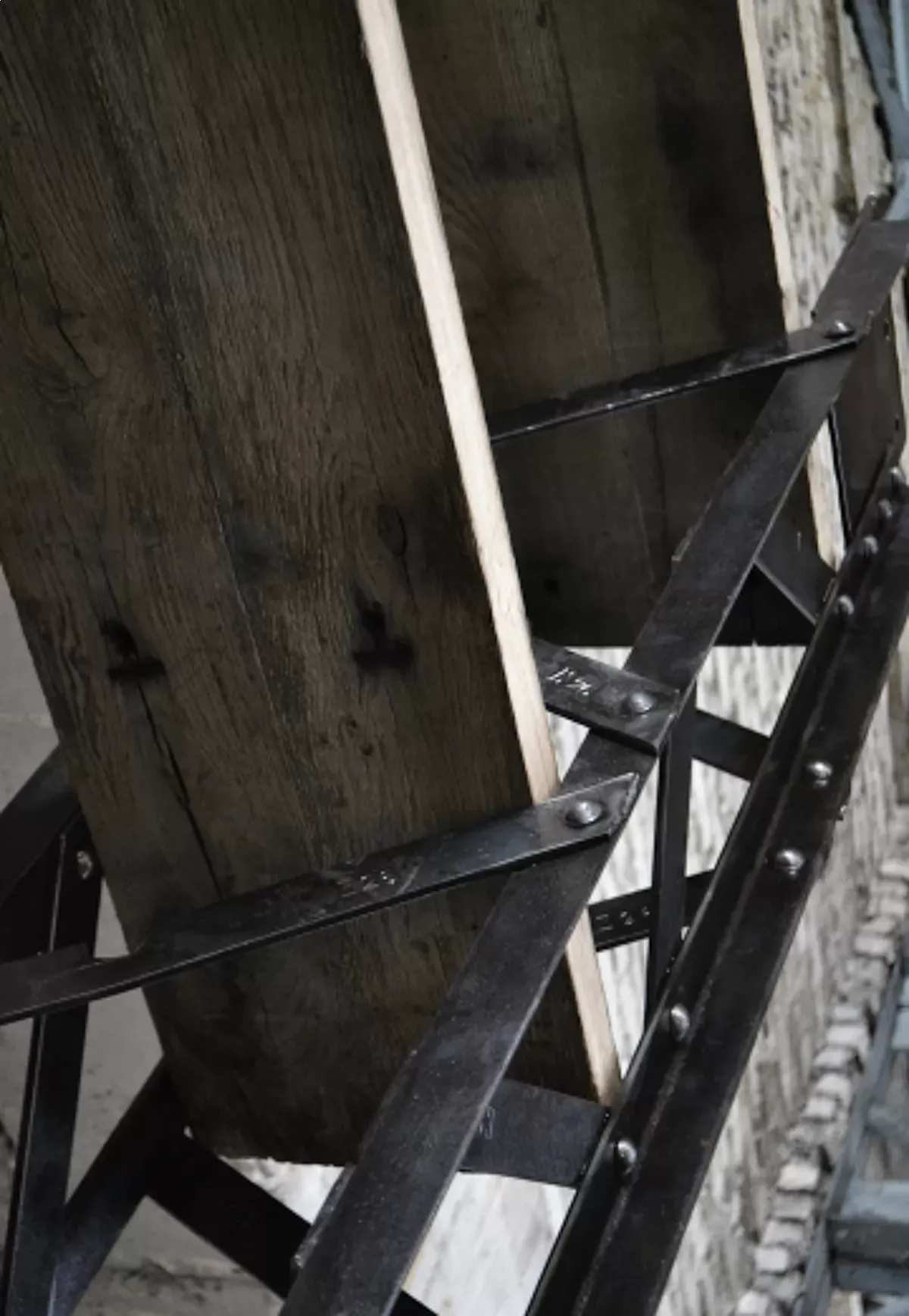 Illustration numéro 2 du produit Etagère rivetée Eiffel