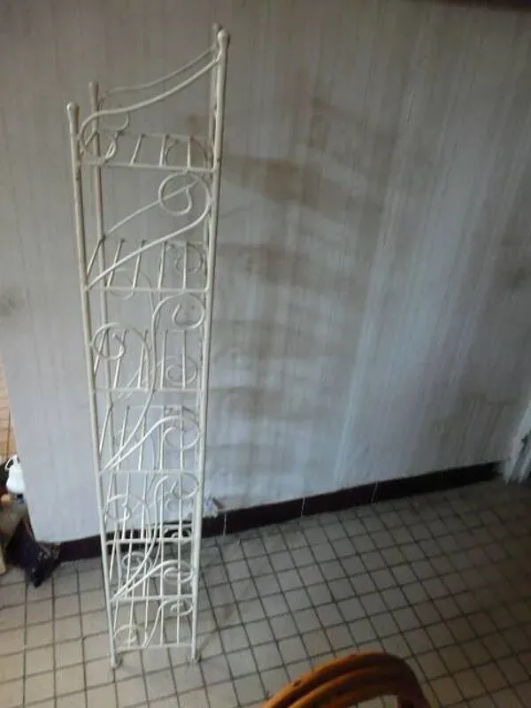 Illustration numéro 2 du produit étagère sur pied en tôle peinte boulangerie années 60