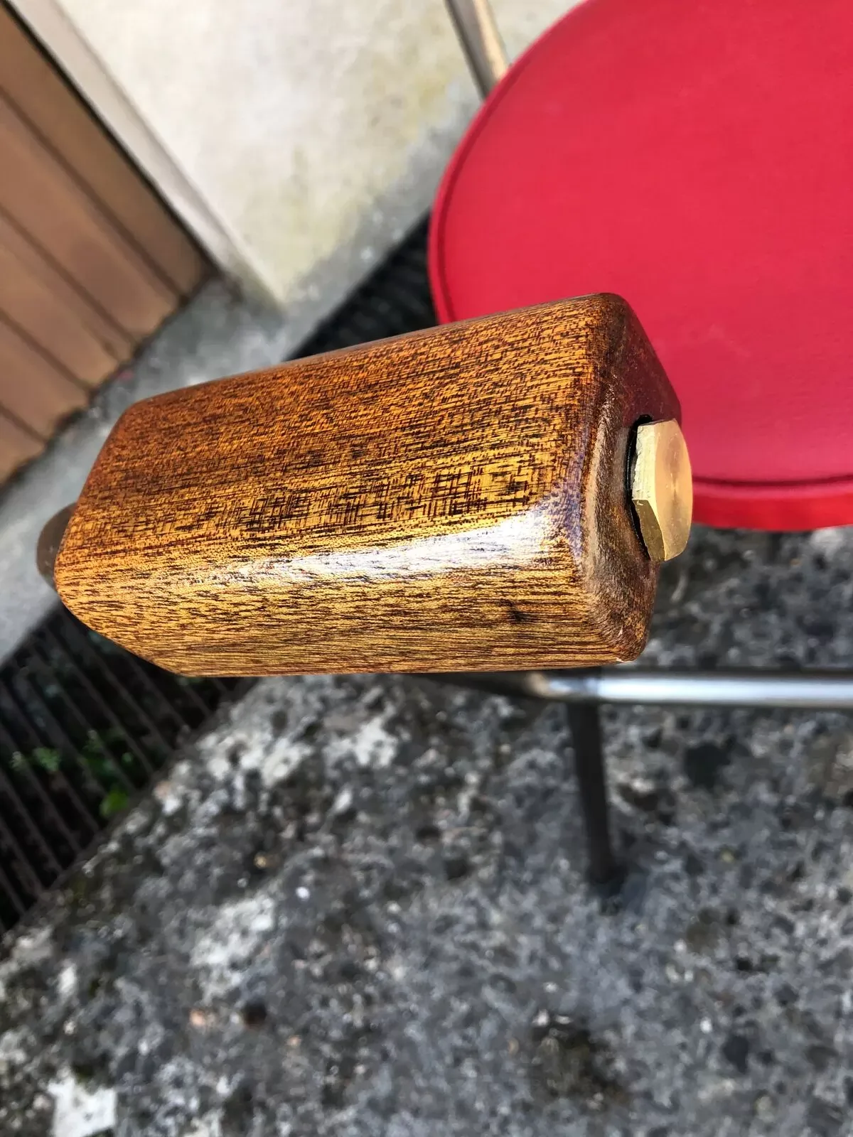 Illustration numéro 2 du produit Chaise de bar en métal et skaï industriel années 70